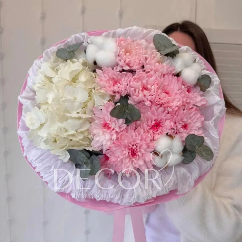 Авторский букет из кустовых хризантемы, гортензии и хлопка (5 шт)