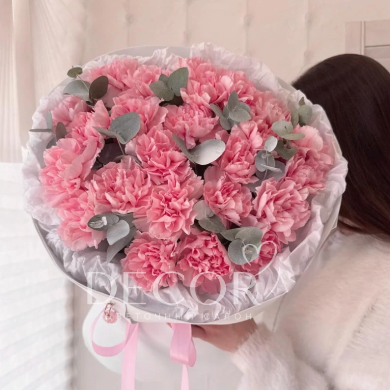 Букет из розовых диантусов и эвкалипта (21 шт)